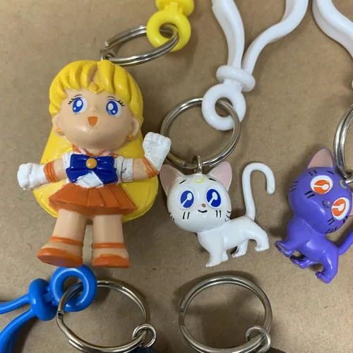 Vista 4 de Irwin Toy Embrace the Power of Sailor Moon Llavero Clip-On - Un accesorio elegante para entusiastas del anime y coleccionistas