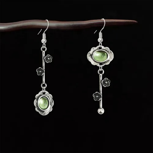 Vista 7 de Aretes colgantes hechos a mano, bohemios, vintage, de plata, asimetría, flor de ciruela, delicados aretes colgantes de flor de cristal verde cereza