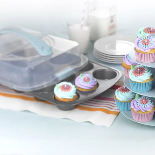 Vista 5 de GoodCook Sweet Creations Bake-Take-Serve - Juego de moldes antiadherentes para cupcakes con soporte escalonado, plata/azul