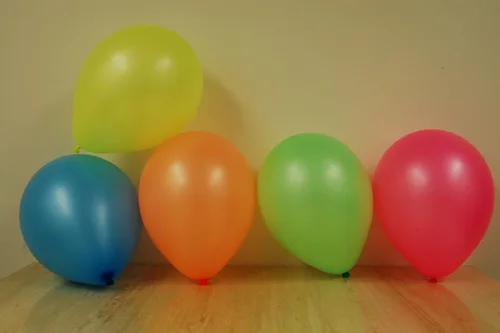 Vista 4 de DirectGlow - Juego de 25 globos de látex reactivos de 11 pulgadas con luz negra