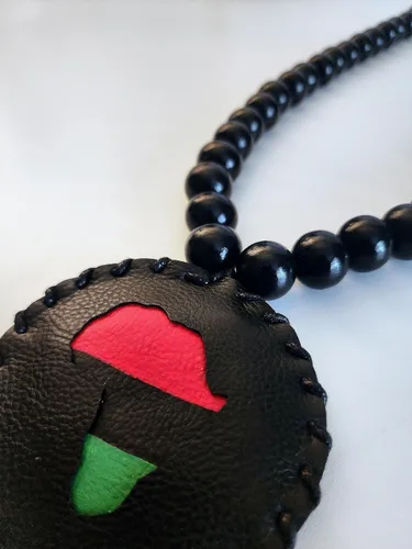Vista 2 de Brownskin Things Africa Medallion Necklace, Faux Leather 90’s Africa Medallion, Beaded Necklace, Old School Hip Hop Accessories, RGB Flag, Handmade