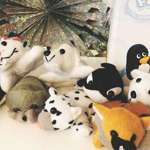 Vista 3 de Fun Express Mini Arctic Friends - Surtido de animales de peluche, lindos animales árticos, incluyendo lobos, focas, pingüinos, osos polares y más