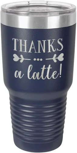 Vista 15 de Taza de viaje de acero inoxidable con tapa superior deslizante y pajita con texto en inglés "THANKS A LATTE 30oz Taza de viaje", compara con Yeti