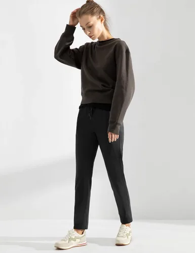 Vista 3 de AJISAI - Pantalones deportivos 78 para mujer PetiteRegular, pantalones de viaje con bolsillos, pantalones deportivos casuales elásticos