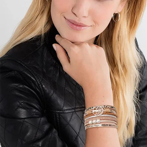 Vista 3 de Wovanoo Pulseras de cuero de leopardo para mujer, pulsera multicapa con hebilla magnética, regalo para cumpleaños, día de la madre, día de San