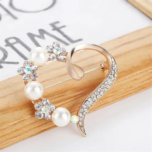 Vista 2 de Guoshang - Broche coreano con diseño de corazón de melocotón y perlas con diamantes de imitación accesorios de ropa para mujer