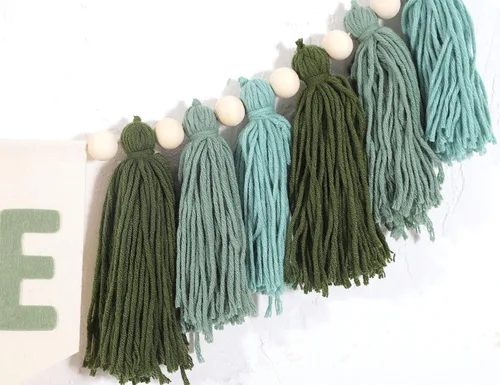 Vista 7 de Greenery 1st - Guirnalda de borlas de madera y naturaleza verde Greenery - Cartel de primer cumpleaños verde
