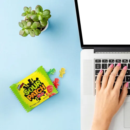 Vista 7 de SOUR PATCH KIDS & SWEDISH FISH Mini dulces suaves y masticables, paquete