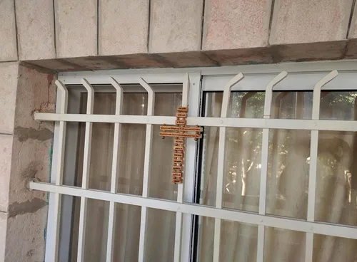 Vista 5 de Cruz grande de madera de olivo para decoración de pared (9 pulgadas) con oración del Señor (Oración de nuestro padre) en inglés de Belén Tierra Santa