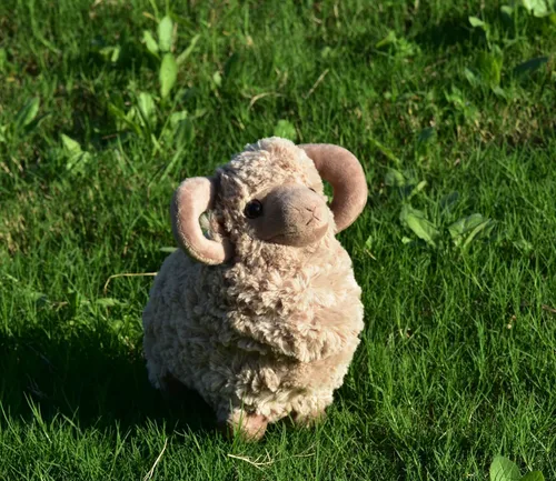 Vista 7 de BABOLI Peluche de oveja de peluche adorable y esponjoso, súper suave y lindo, muñeca de cordero, regalos bonitos para niños y niñas, regalo