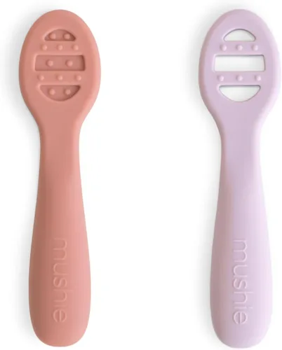Vista 10 de mushie Cucharas de silicona para bebés de primera alimentación Paquete de 2 (rubor/arena cambiante)