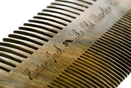 Vista 8 de Peine de madera de sándalo para barba para hombres, peine de madera natural con dientes dobles finos y gruesos, peine para bigote antiestático, sin