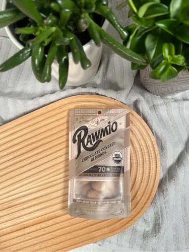 Vista 4 de Rawmio Almendras cubiertas de chocolate - Orgánicas, crudas, veganas, 70% chocolate negro, 2 paquetes, 2 onzas.
