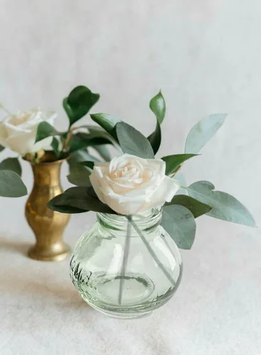 Vista 4 de Serene Spaces Living Mini jarrón Le Midi Bell Bud de cristal verde, centro de mesa para recepción de boda, mini jarrones para decoración del hogar