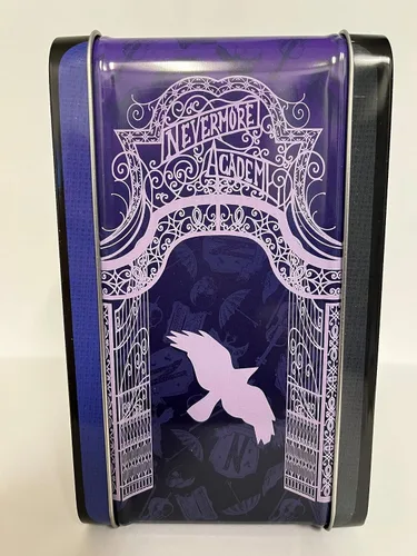 Vista 5 de Wednesday Nevermore Tin Titans presenta una lonchera exclusiva con contenedor para bebidas