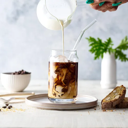 Vista 3 de Le'raze Juego de 4 vasos patentados Can Shaped con tapas y pajitas de bambú – Vasos de agua transparente de 16 onzas para café helado, té, cócteles