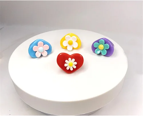 Vista 6 de WCRAZYE Juego de 5 anillos de resina Y2K con diseño de margaritas y flores de resina gruesa Y2K para mujeres y niñas