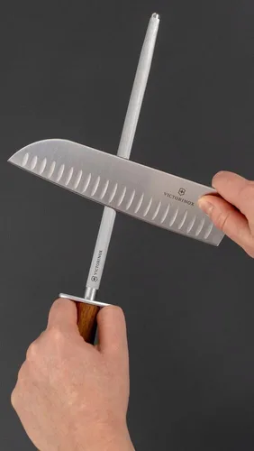 Vista 5 de Victorinox Grand Maitre Santoku - Cuchillo de cocina afilado, cuchillo ergonómico para artículos esenciales de cocina, mango de madera, borde Marrón
