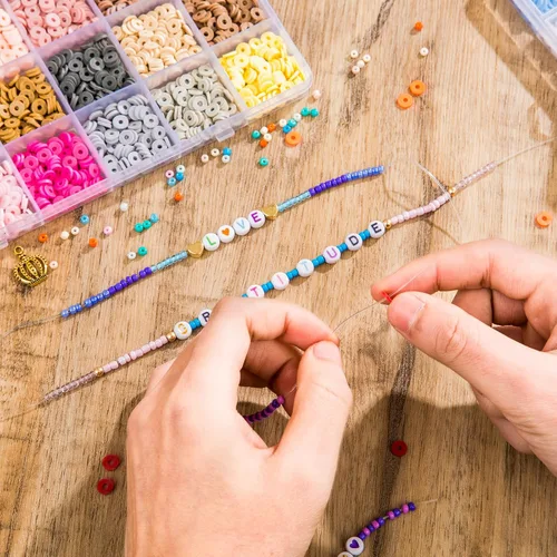 Vista 5 de Goldwise Kit de Pulsera de la Amistad 4 Cajas-13078 Piezas 72 Colores Kits para Hacer Pulseras con Arcilla, Cuentas de Semillas de Vidrio y Cuentas