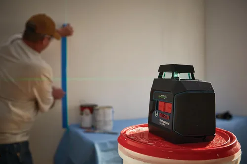 Vista 5 de Bosch GLL50-40G - Láser de línea cruzada autonivelante de haz verde de 360 grados, incluye 4 pilas AA, soporte en L, clip para techo y estuche