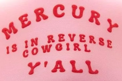 Vista 4 de Visibly Toxic Mercury is in Reverse Cowgirl Trucker Hat Pink, Rosado
