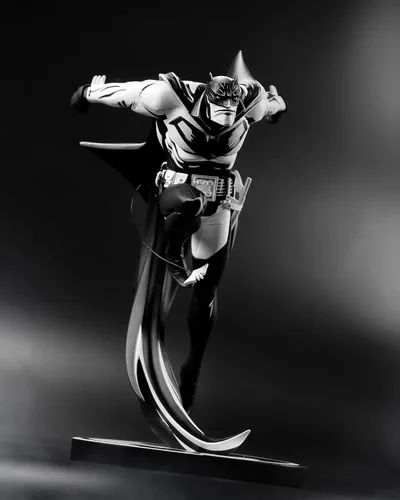 Vista 7 de McFarlane Toys - DC Direct Batman White Knight por Sean Murphy (Batman Black & White) Sketch Edition Variant Resin Statue