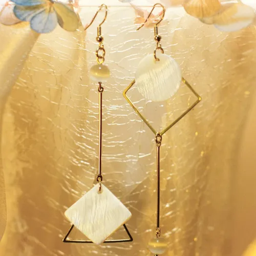 Vista 5 de Aretes de concha de asimetría boho para mujer, aretes abstractos geométricos de moda, aretes minimalistas de gancho
