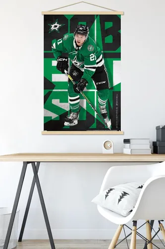 Vista 5 de Trends International NHL Dallas Stars - Póster de pared de Jason Robertson 23, 22.37 x 34.00 pulgadas, paquete de impresión y colgador de madera