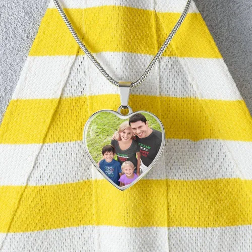 Vista 9 de Collar de corazón de plata con foto personalizada pon tu imagen favorita en esta joyería con tu mensaje personalizado grabado como un regalo