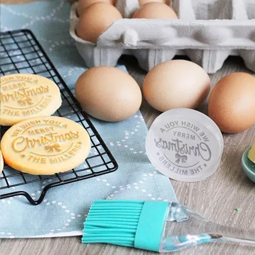 Vista 4 de Sello de galletas de Navidad personalizable 2025 con nombre de familia, sorpresa navideña para entusiastas de la repostería (diseño A)