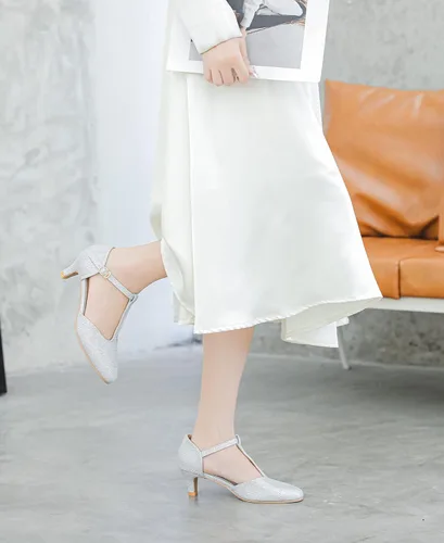 Vista 2 de DADAWEN Zapatos de tacón bajo con hebilla en T y punta cerrada para mujer, para fiesta, boda, vestido de novia
