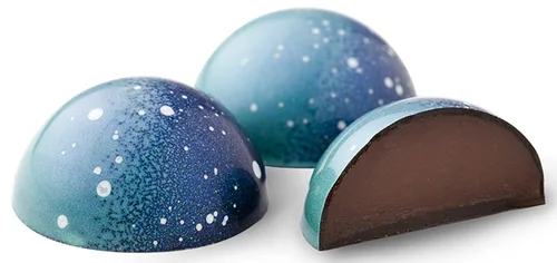 Vista 5 de Juego de regalo de bombones de chocolate exóticos gourmet y macarons franceses, tamaño grande