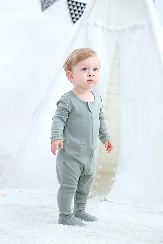 Vista 2 de O2 Baby - Pijama tipo mameluco para niñas y niños bebé, de algodón orgánico con cierre de cremallera frontal y pies