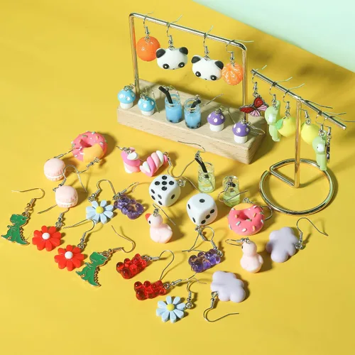 Vista 4 de Juego de 20 pares de aretes extraños divertidos con diseño de oso de goma y pato, botella de agua, pez, dinosaurio, hongo, mariposa, fresa, juego