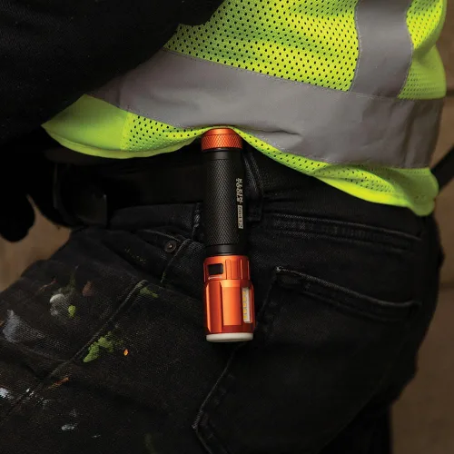 Vista 7 de Klein Tools Linterna LED recargable 56412 con luz de inundación, 500 lúmenes, USB-C recargable, clip de bolsillo, imán, para trabajo profesional