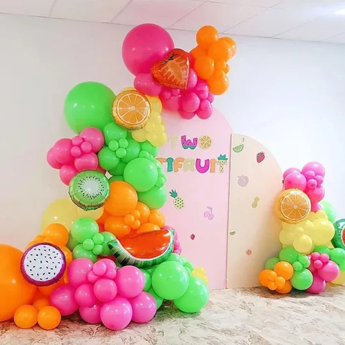 Vista 3 de Juego de arco de globos frutales Twotti de 149 piezas, globos rosa pastel amarillo verde Citrus Balloons, Watermelon Pineapple Tropical Mylar Foil