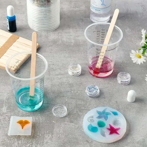 Vista 6 de Paquete de 100 vasos medidores de plástico, vasos desechables de 10 onzas con 100 varillas de mezcla de madera, se pueden utilizar para resina
