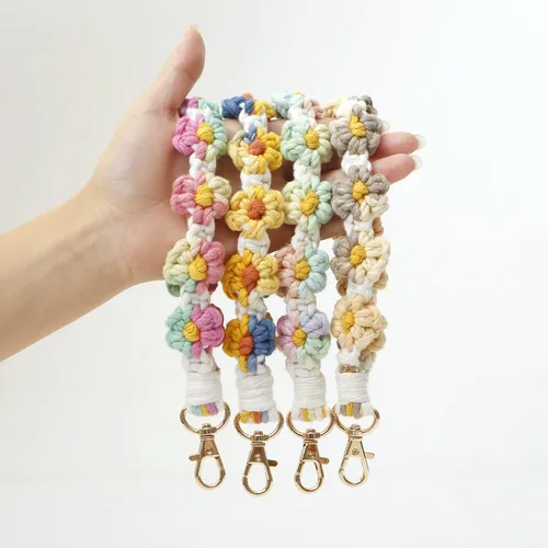 Vista 14 de Llavero de macramé bohemio hecho a mano con tejido de margarita