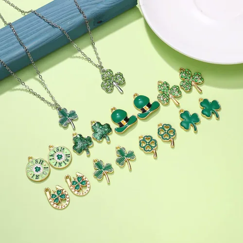 Vista 4 de 40/80 dijes de trébol del día de San Patricio para hacer joyas, diamantes de imitación esmaltados con sombrero verde y hojas colgantes