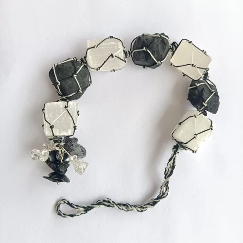 Vista 3 de Adorno colgante hecho a mano con selenita de cristal y turmalina negra con borlas de piedras de chip, decoración de Fengshui para sanación de reiki