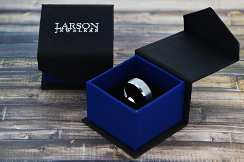 Vista 5 de OSIAS - Anillo de boda de carburo de tungsteno de estilo plano con incrustación de piedra lapislázuli azul, bordes biselados pulidos, ajuste cómodo