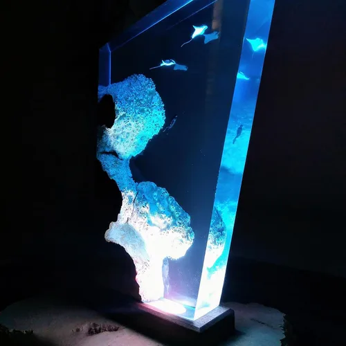 Vista 4 de Manta Ray and Diver - Lámpara de madera de resina para buceo, lámpara de mar azul profundo, diorama temático del océano, lámpara de rayas de rayas
