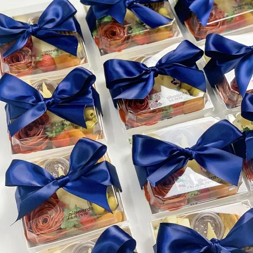 Vista 3 de RomanticBaking Paquete de 100 cajas de charcutería de 4 x 4 x 2.55 pulgadas con tapas transparentes, para panadería, galletas, fresas cubiertas