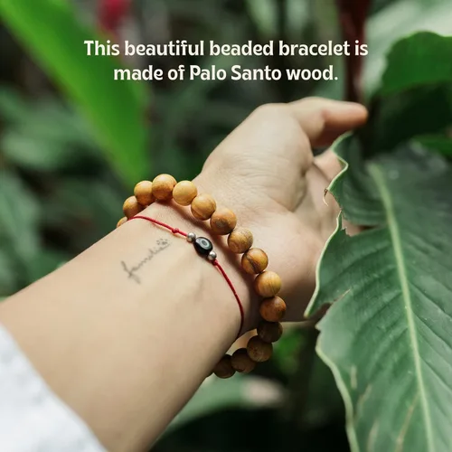 Vista 4 de Luna Sundara Pulsera de Palo Santo hecha a mano en Perú altamente aromática y espiritualmente limpiadora Madera