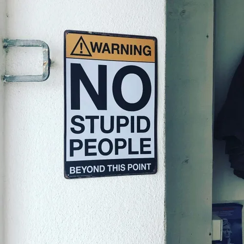 Vista 4 de Letreros de metal retro con texto en inglés «Warning No Stupid People Beyond This Point» para dormitorio