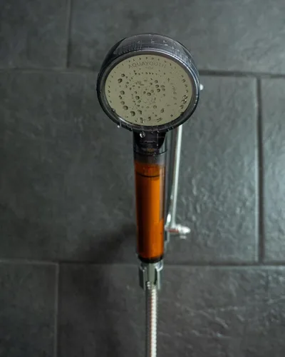 Vista 3 de Cabezal de ducha de mano con vitamina C Cartucho de vitamina C pura recargable, sin rellenos, reduce el cloro y la cloramina, recarga