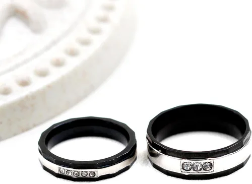 Vista 8 de Uloveido Anillos de compromiso de boda de acero inoxidable de titanio para parejas, grabados, amor real Y552
