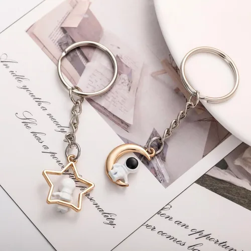 Vista 4 de Llavero de diseño creativo de astronauta de estrella lunar para mujeres y hombres, regalo lindo llavero para llaves de coche