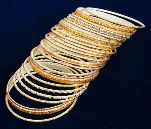 Vista 7 de Touchstone - Pulseras de metal indio para mujer, de aleación de oro, colección de 2 docenas de pulseras Bollywood, para mujer, apilable, anchas