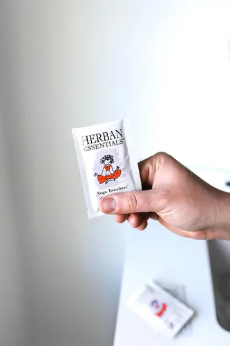 Vista 5 de Herban Essentials Toallitas para esterillas de yoga, aceite esencial de lavanda, toallitas húmedas envueltas individualmente para toallitas después